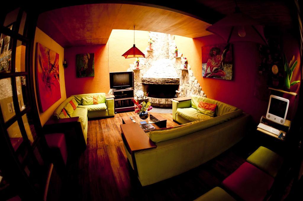 Casa Del Arupo Hostel กีโต ภายนอก รูปภาพ